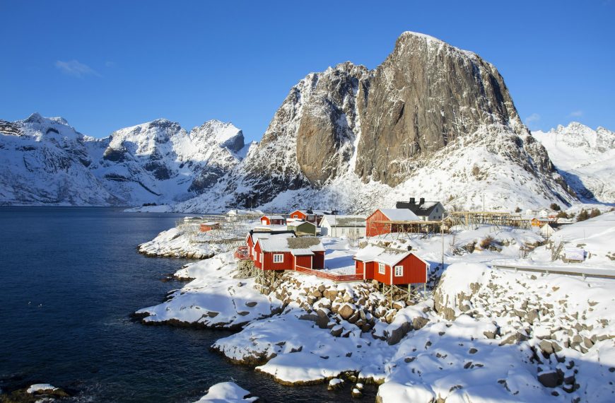 Norge: Norsk landskap med fjell og røde hus